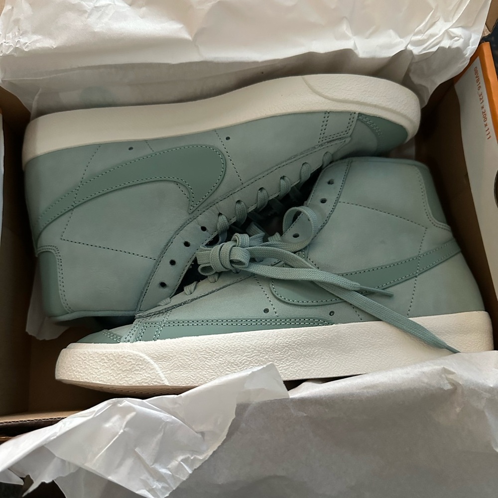 Nike Mint Green Blazer Mid Sneakers